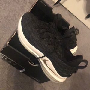 NIKE LEBRON XV LOW